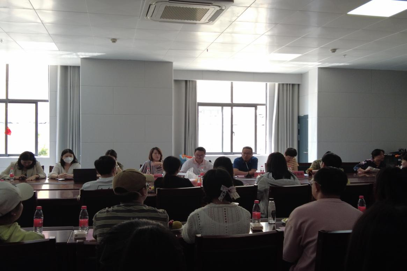 图片1 经济与管理学院院长杨馥榕介绍学院发展情况