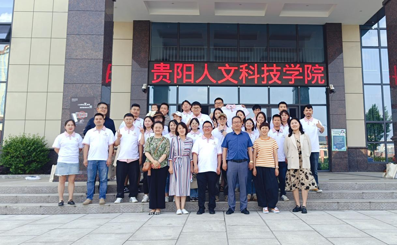 图片3 部分座谈会校友与老师合影留念