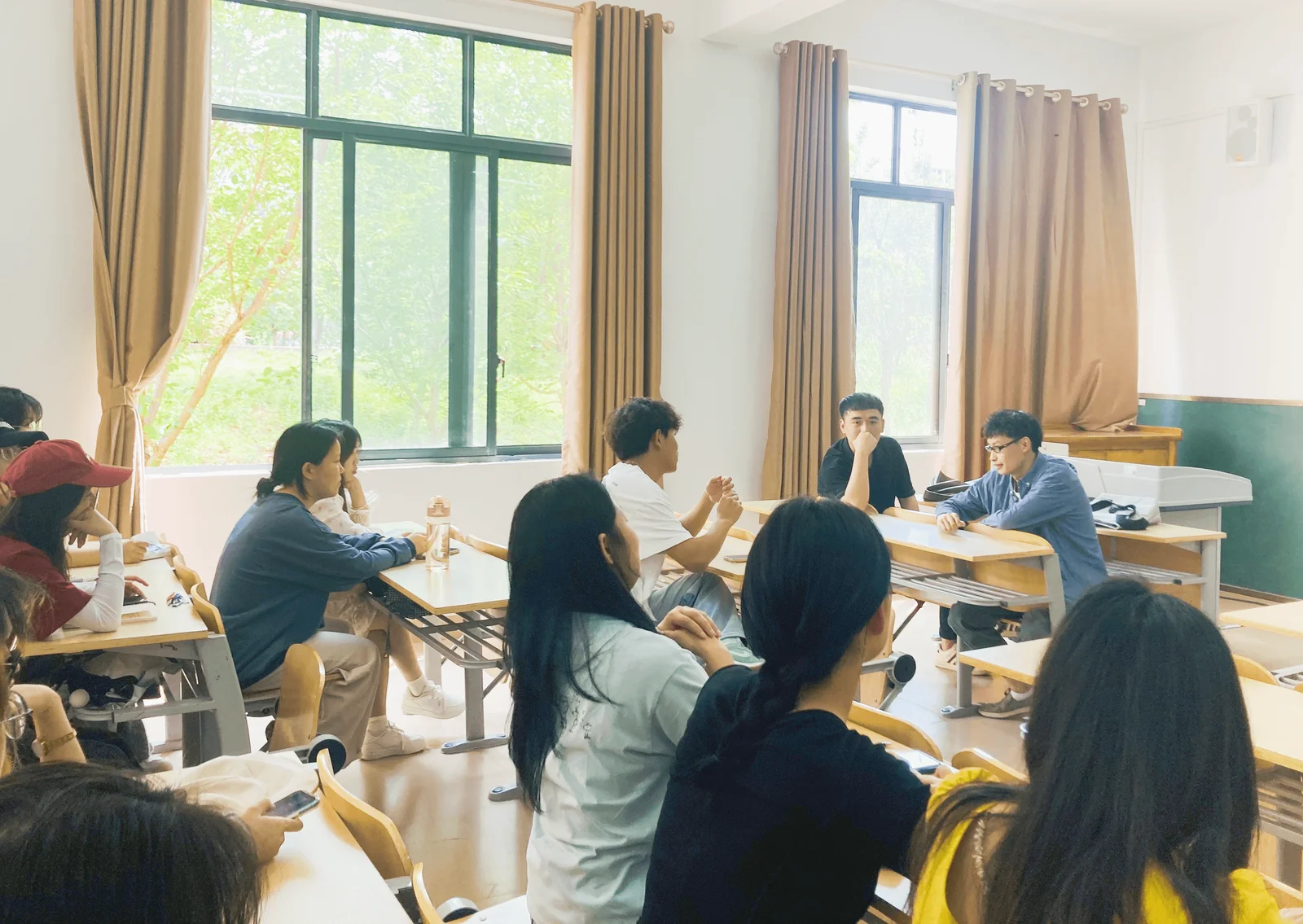 XiaoYouDaoBanJiYuXueShengJiao.max-1600x1